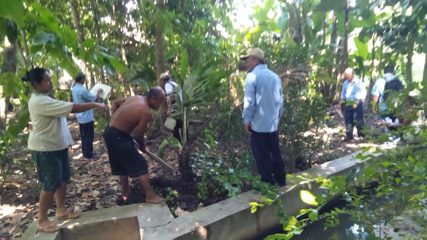 MENYAMBUT DANA CSR, PEMERINTAH DESA LAKUKAN PENGUKURAN DAN PEMASANGAN PATOK DI TITIK LOKASI